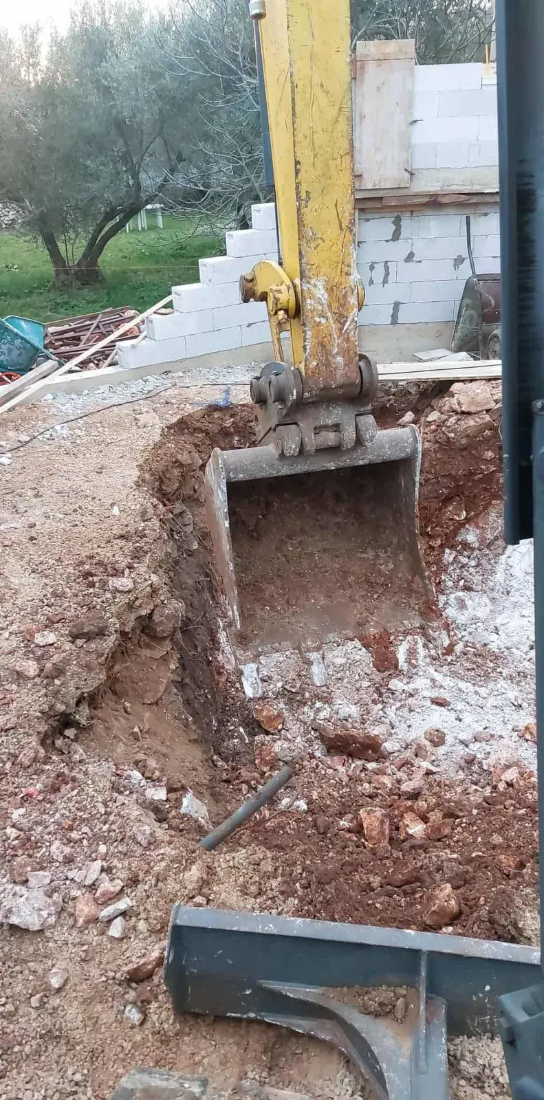 Bager tijekom iskopa i pripreme terena