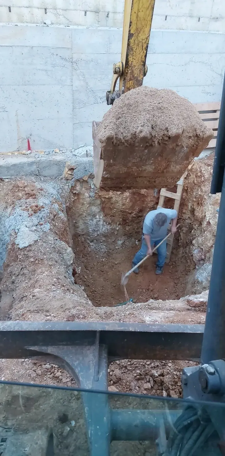 Bager tijekom iskopa uz instalacije