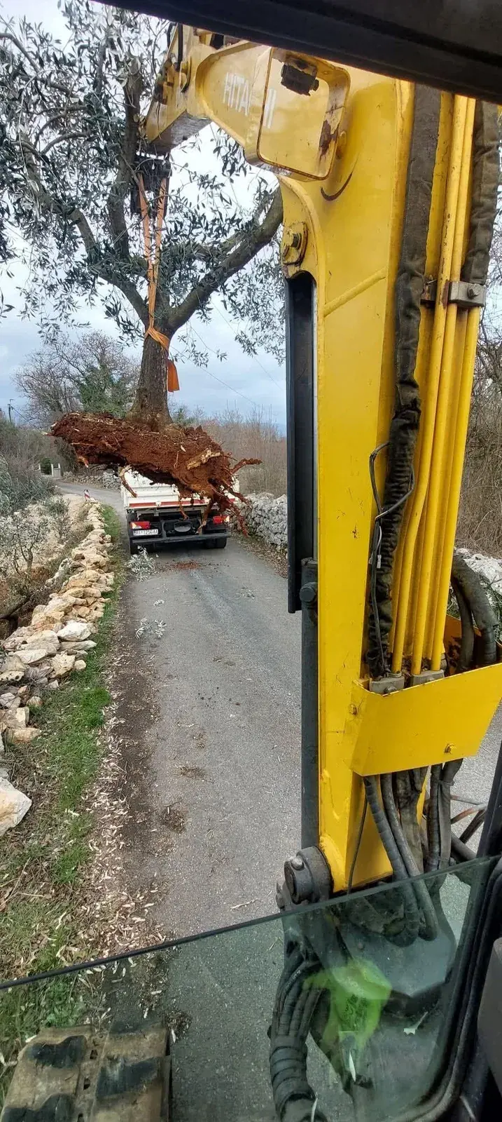 Rad bagerom na terenu uz pristupni put