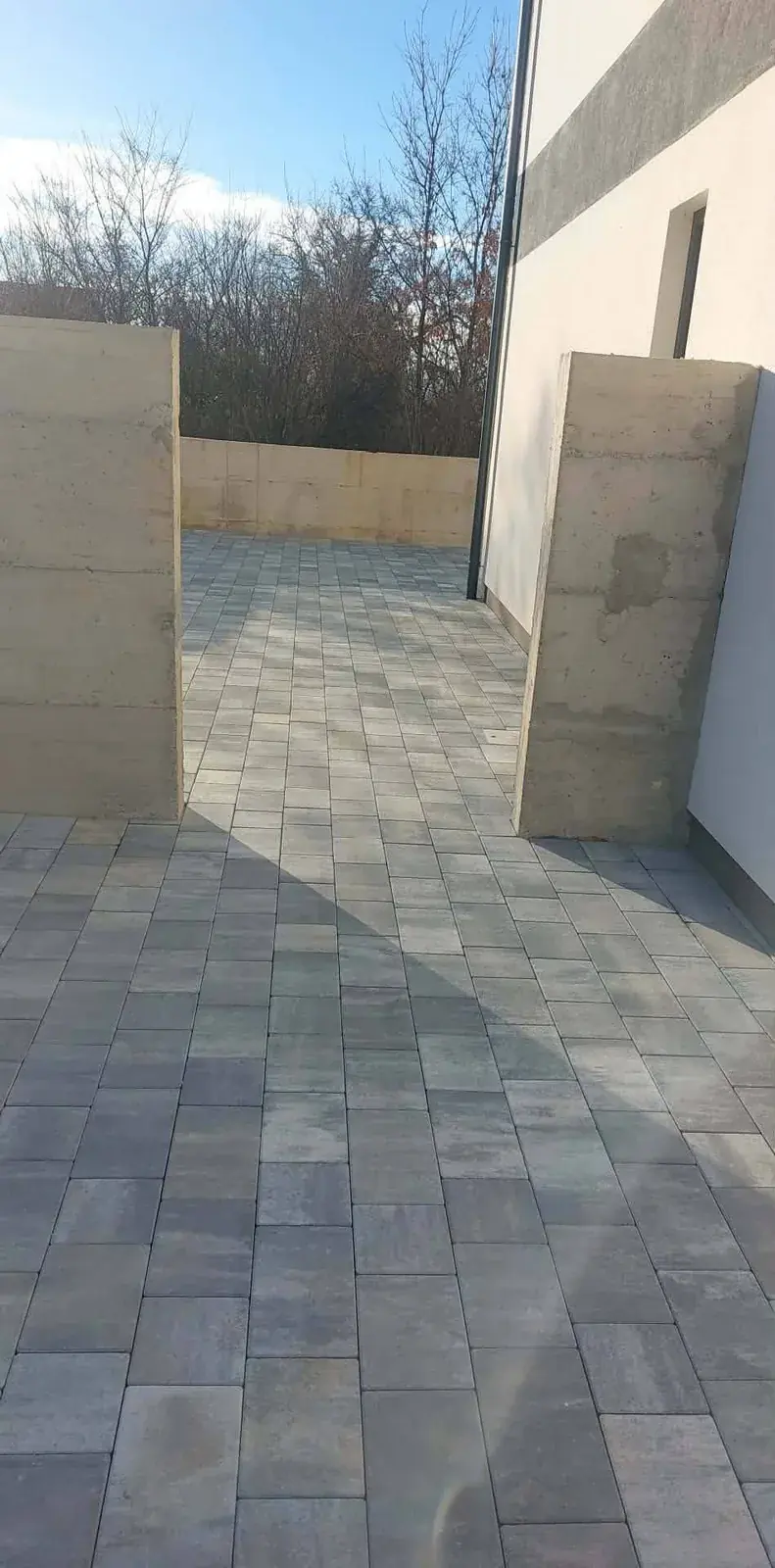 Završena površina s tlakavcima uz objekt