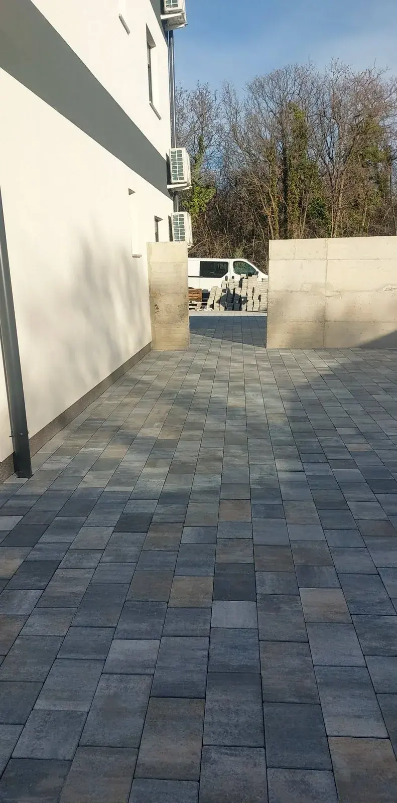 Popločana površina uz stambeni objekt